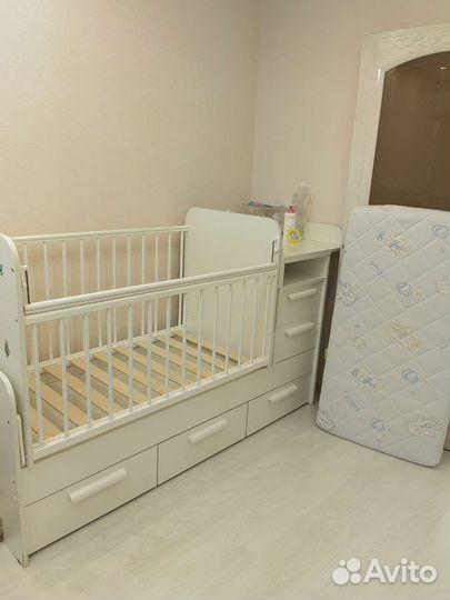 Детская кроватка трансформер с маятником и комодом
