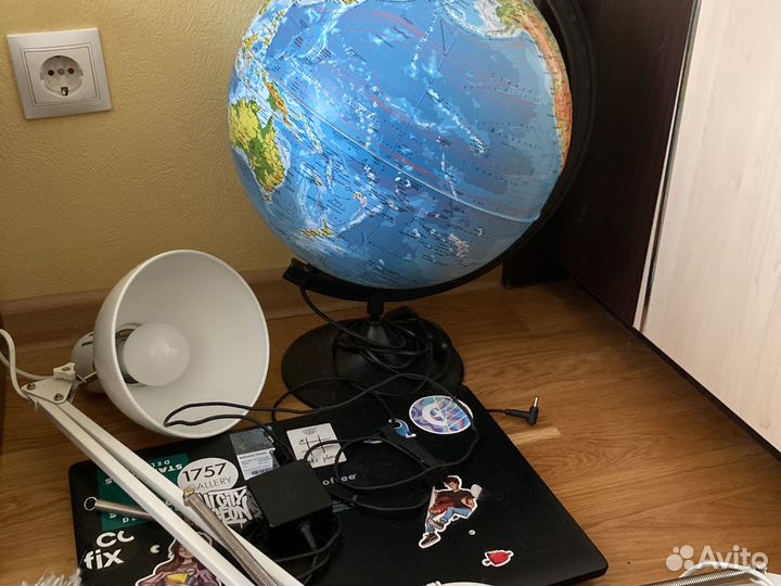 Глобус и лампа