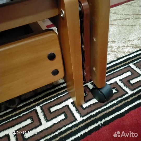 Детская кроватка с маятником и ящиком