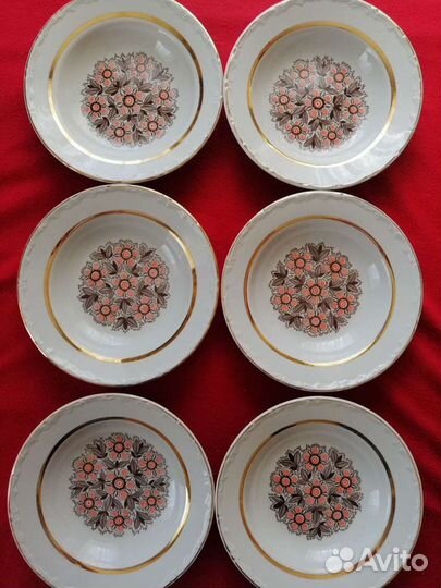 Тарелка глубокая суповая СССР. Красный фарфорист