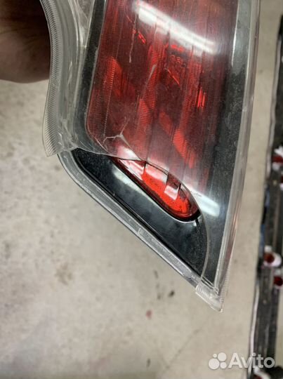 Фонарь задний левый внутренний Toyota Highlander 3