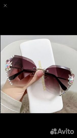 Солнцезащитные очки со стразами