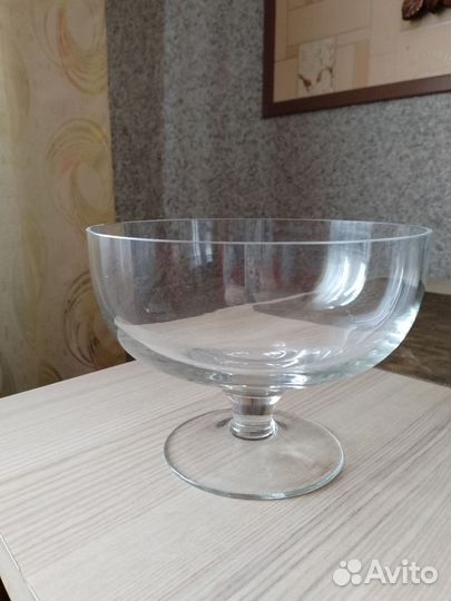 Ваза для фруктов на ножке