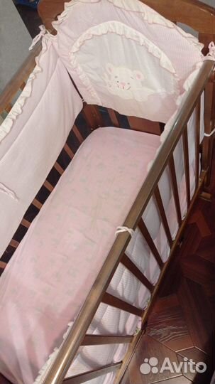 Детская кроватка с маятником