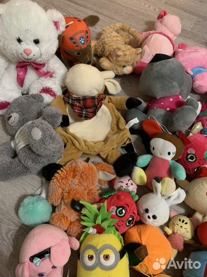 Целая коробка игрушек