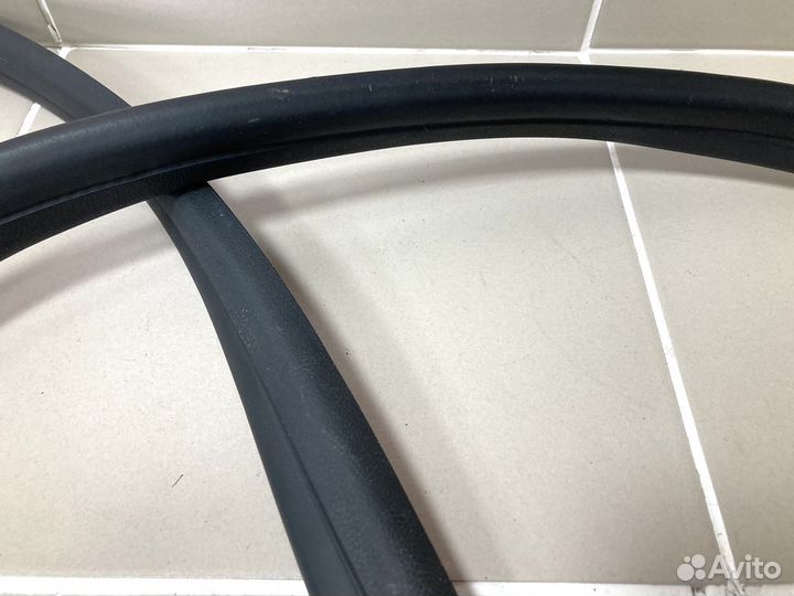 Уплотнитель проема задней двери Skoda Fabia 10-15