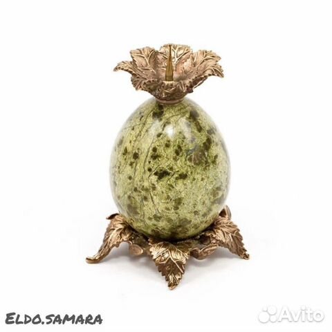 Подсвечник на яйце из змеевика и бронзы