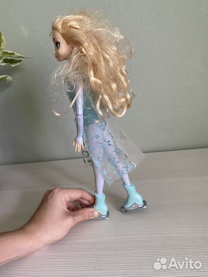 Кукла Дисней Эльза на коньках. Механическая