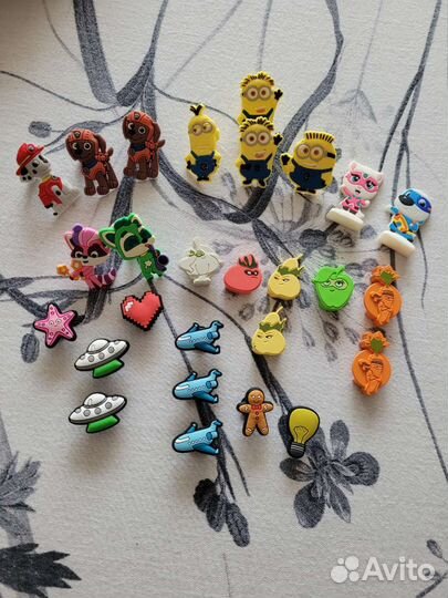 Шоколадное яйцо, енотики, миньоны, клиперсы