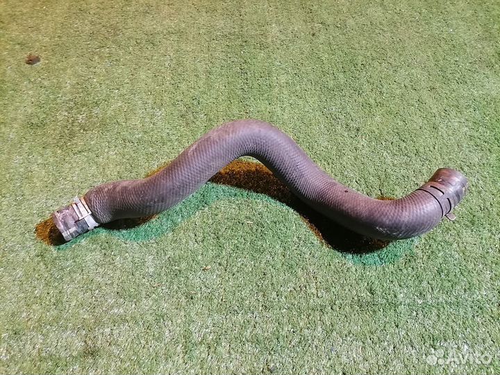 Патрубок охлаждения (радиатора) L3B615186верхний M