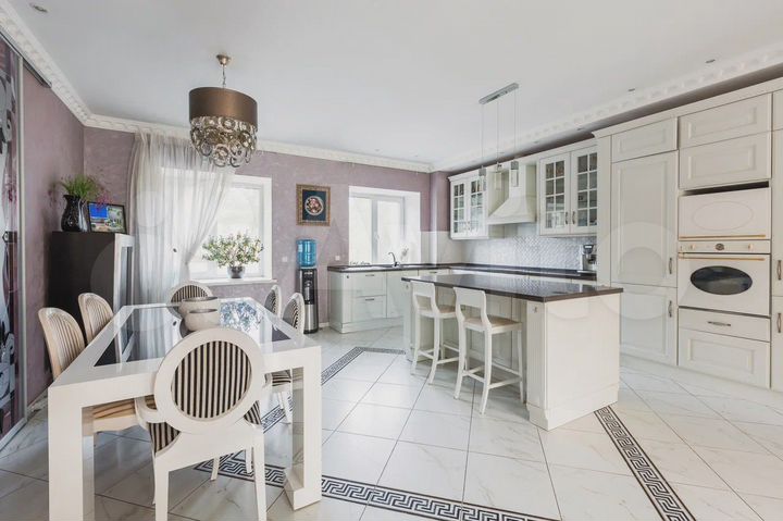 Дом 385 м² на участке 12,4 сот.