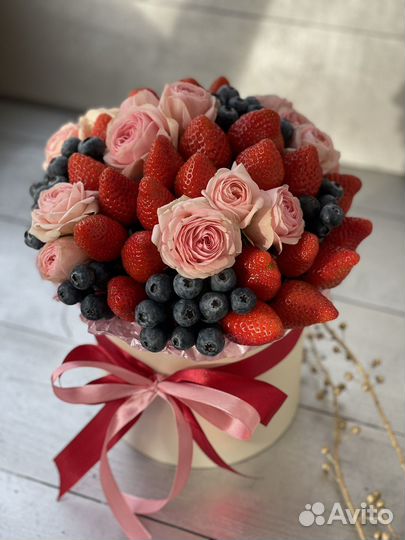 Букет цветы, клубника
