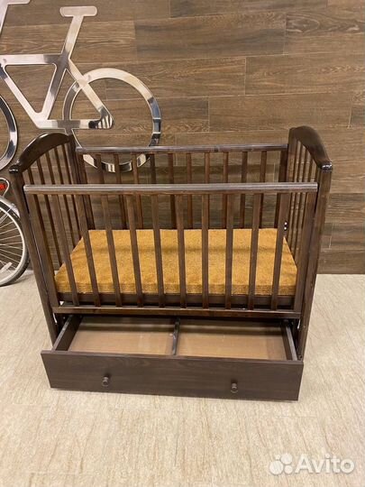 Детская кроватка с маятником и ящиком