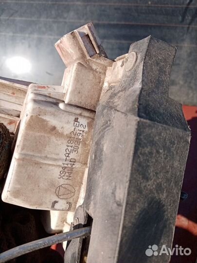 Замок передней двери правый Ford Focus 1