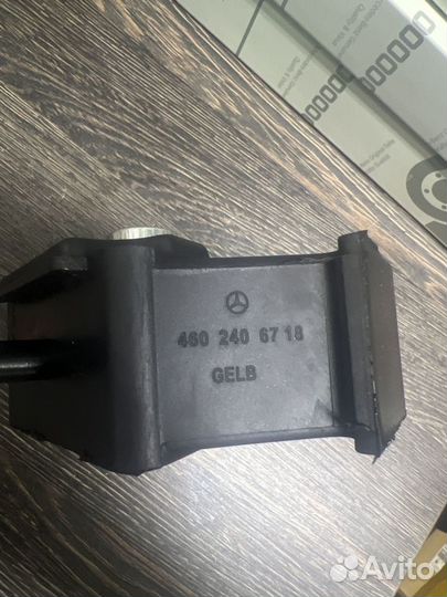 Подушка двигателя правая Mercedes-Benz A4602406618