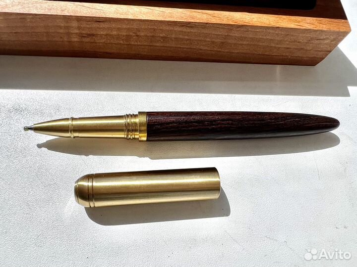 Подарочная ручка в футляре из натурального дерева