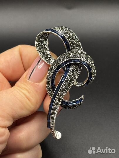 Изящная брошь