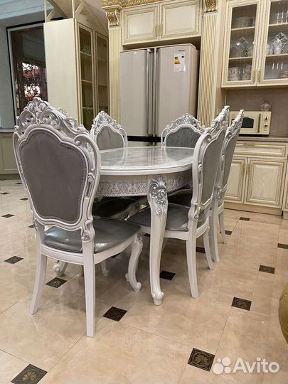 Кухонный стол и стулья