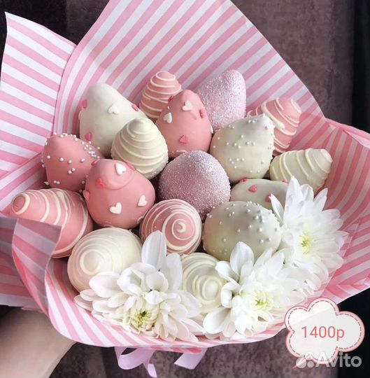 Клубника в шоколаде с цветами