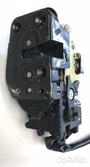 Замок двери левый задний Мазда 626 1995г 1.8л