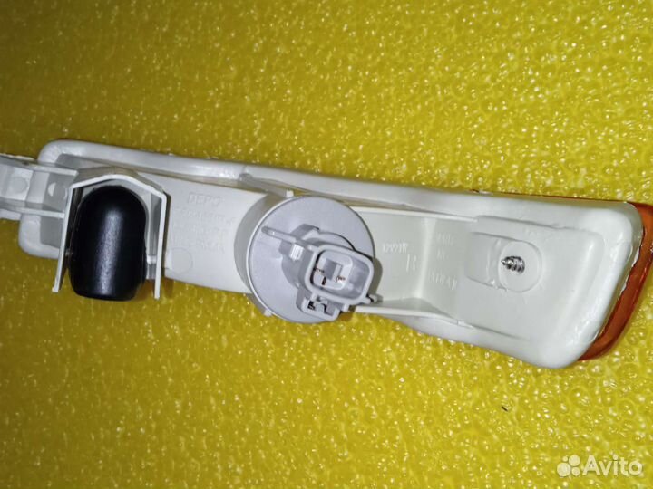 Поворотник правый нижний Toyota corolla 92-97