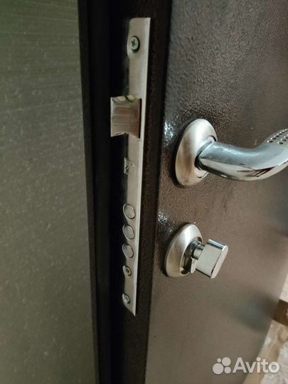 Дверь входная металлическая от застройщика