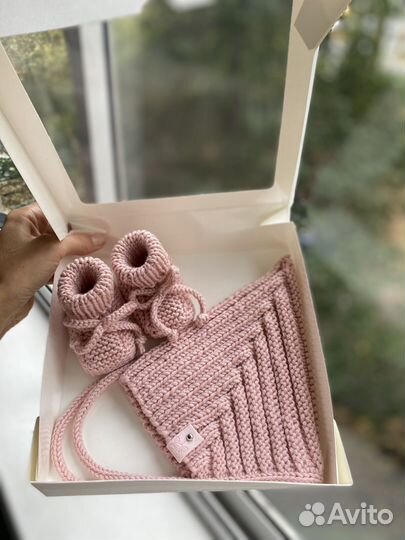 Подарок для новорожденного набор Чепчик Пинетки