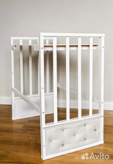 Детская кроватка с маятником