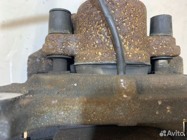 Суппорт передний левый Volkswagen Passat B6 2.0