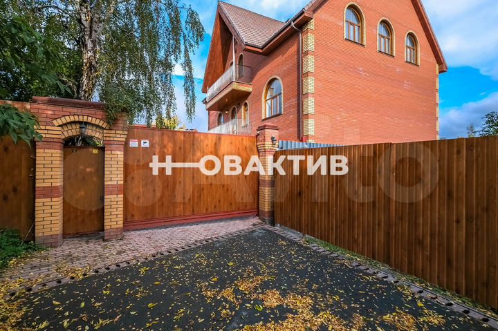 Дом 1000 м² на участке 15 сот.