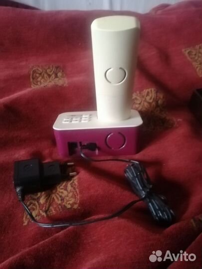 Телефон на подставке philips d205