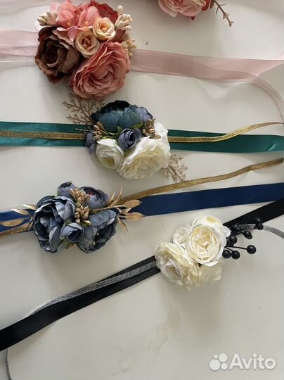 Бутоньерки и цветы на руку