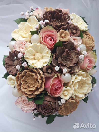 Букет из шоколадных и живых цветов