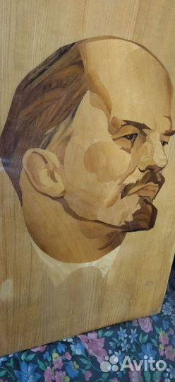 Панно из дерева. В И. Ленина