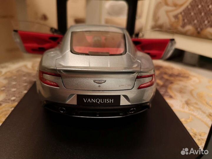 1:18 Aston Martin Vanquish Autoart