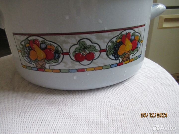 Эмалированные кастрюли и тазик