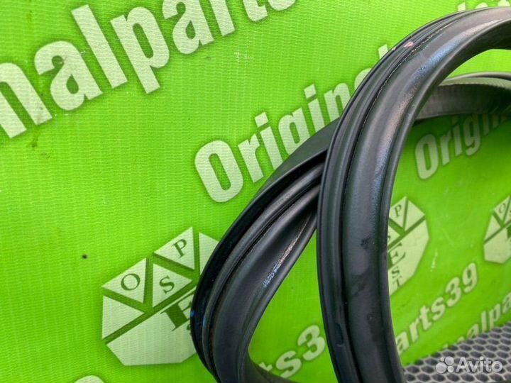 Уплотнитель стекла задний правый Mazda Mpv LW5W