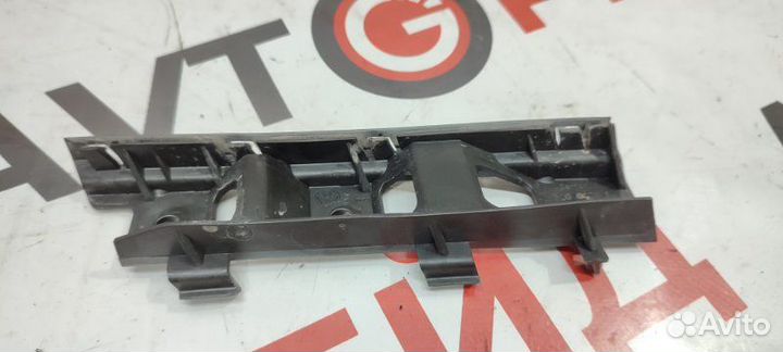 Крепление бампера переднее правое Volkswagen