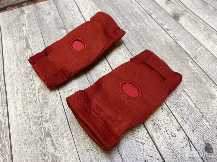 Защита локтя Reyvel красная