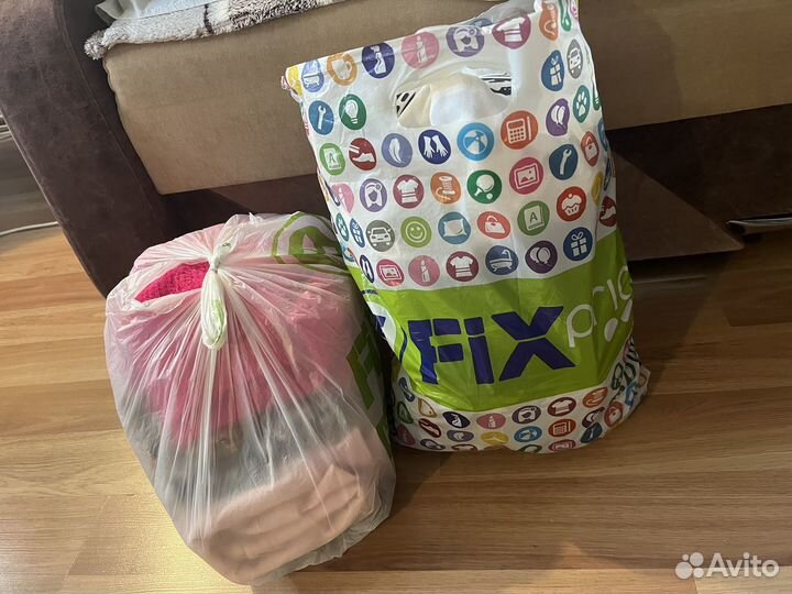 Отдам бесплатно два пакета вещей. Размер 40-42