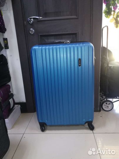 Чемодан пластиковый