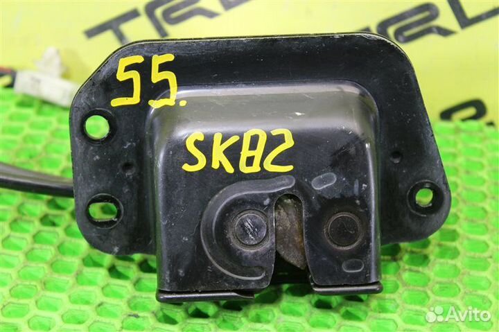 Замок багажника задний Mazda Bongo SK82MN F8