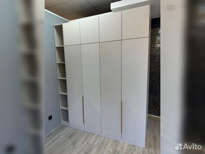 Шкаф с полками