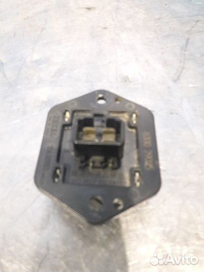 Митсубиси Оутлендер реле печки