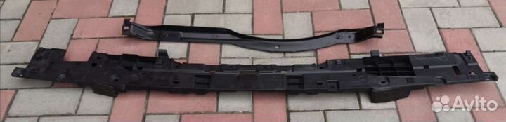 Усилитель заднего бампера Toyota Lend Cruiser 200