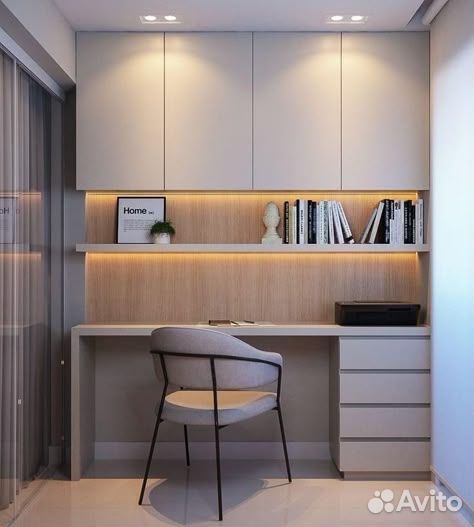 Рабочая зона у окна со шкафом