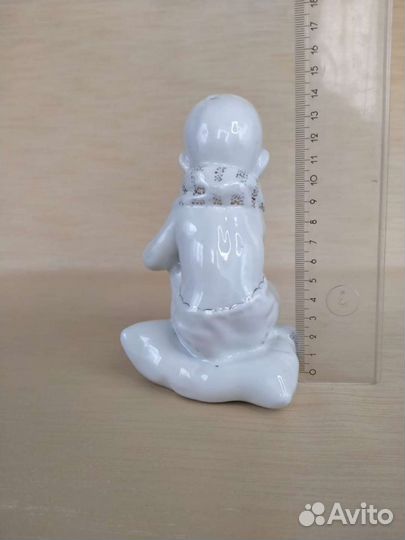 Фарфоровая статуэтка Мальчик с сандалем Песочное