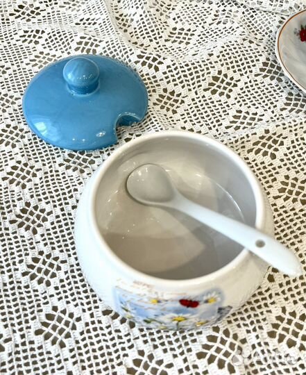 Сахарница с ложкой