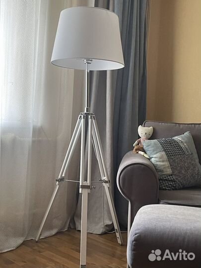 Торшер на треноге с выключателем