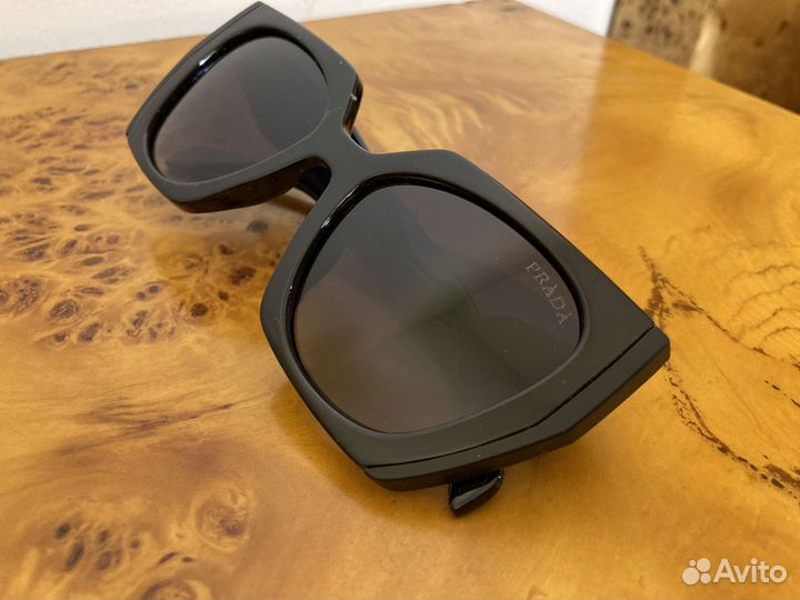 Очки Prada